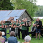 Søndre Finnskogen spellemannslag spilte musikk til en uhøytidelig feiring av Sankthansaften på Austmarka bygdetun.