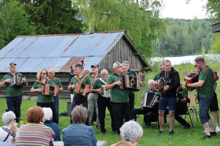 Søndre Finnskogen spellemannslag spilte musikk til en uhøytidelig feiring av Sankthansaften på Austmarka bygdetun.