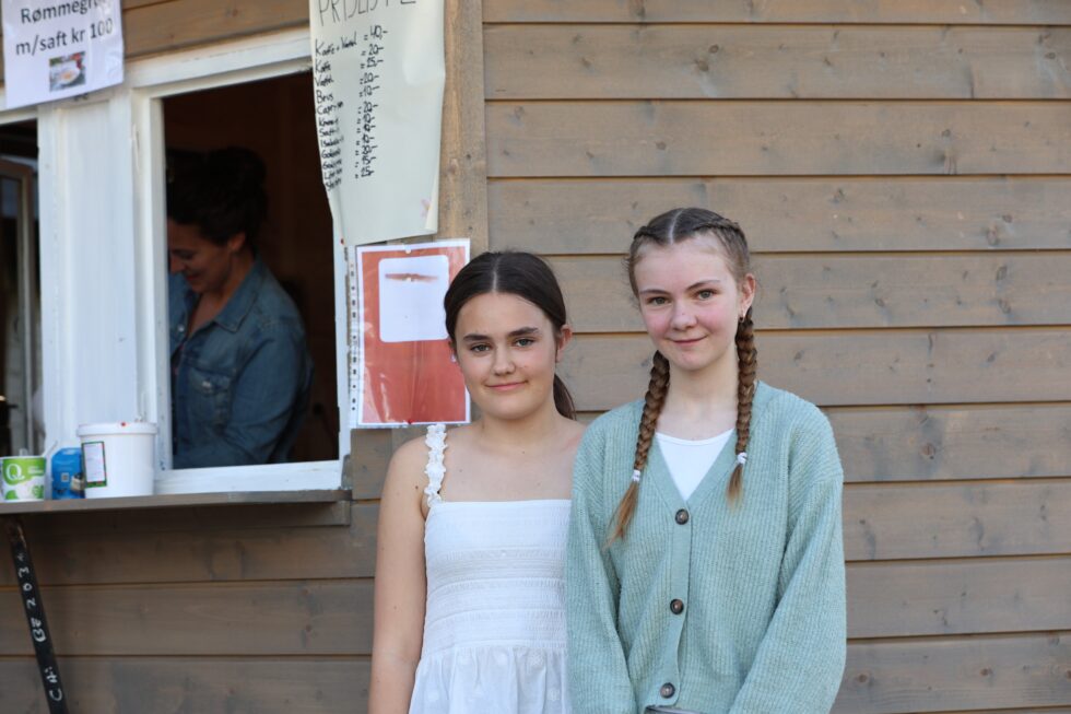 Selma Johnsrud (t.v.) og Tina Nordby-Longva er igjen klare for å ha sommerkiosk på Bygdetunet på Austmarka