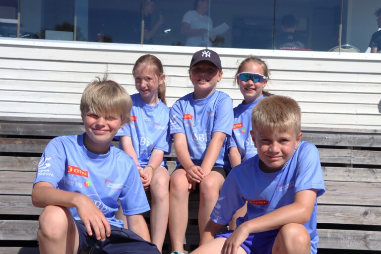 Det ble holdt friidrettskole for første gang på Skansesletta. Kaspian Smeby Ryen (10) (f.v.), Frida Gusterud Blindern (11), Tilde Westbye (8), Nora Saanas-Stein (8) og Mathias Mohn (10) vil alle bli med igjen neste år.