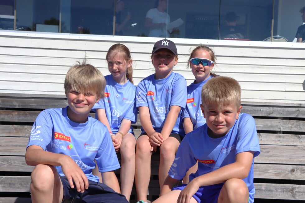 Det ble holdt friidrettskole for første gang på Skansesletta. Kaspian Smeby Ryen (10) (f.v.), Frida Gusterud Blindern (11), Tilde Westbye (8), Nora Saanas-Stein (8) og Mathias Mohn (10) vil alle bli med igjen neste år.