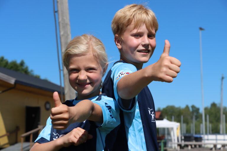Johanna (8) og Martin (10) gir en stor tommel opp til årets fotballskole.