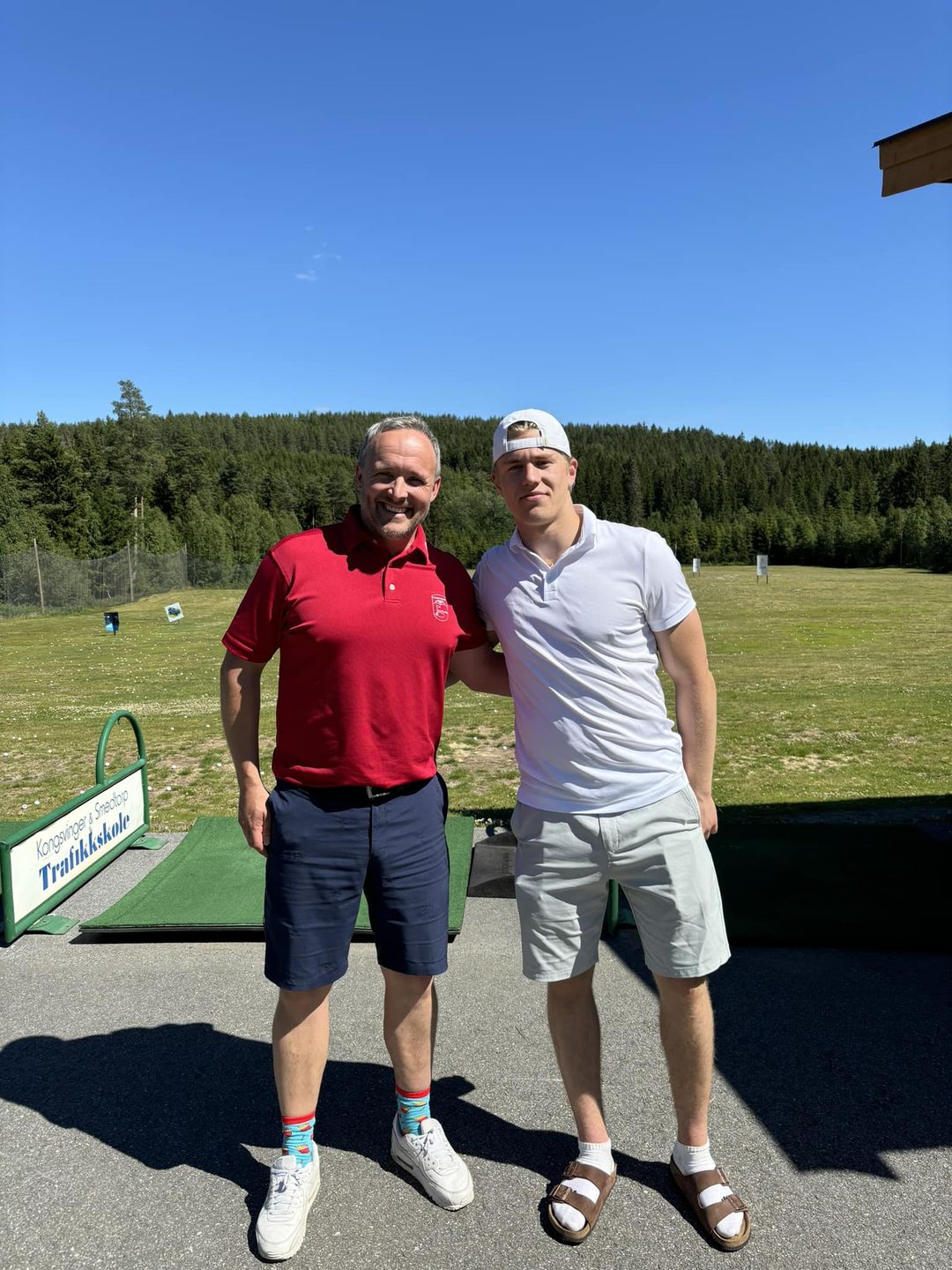 Daniel Larsson (t.v.), daglig leder for Kongsvingers Golfklubb, f&aring;r skryt av NHL-aktuelle Michael Brandsegg-Nyg&aring;rd.