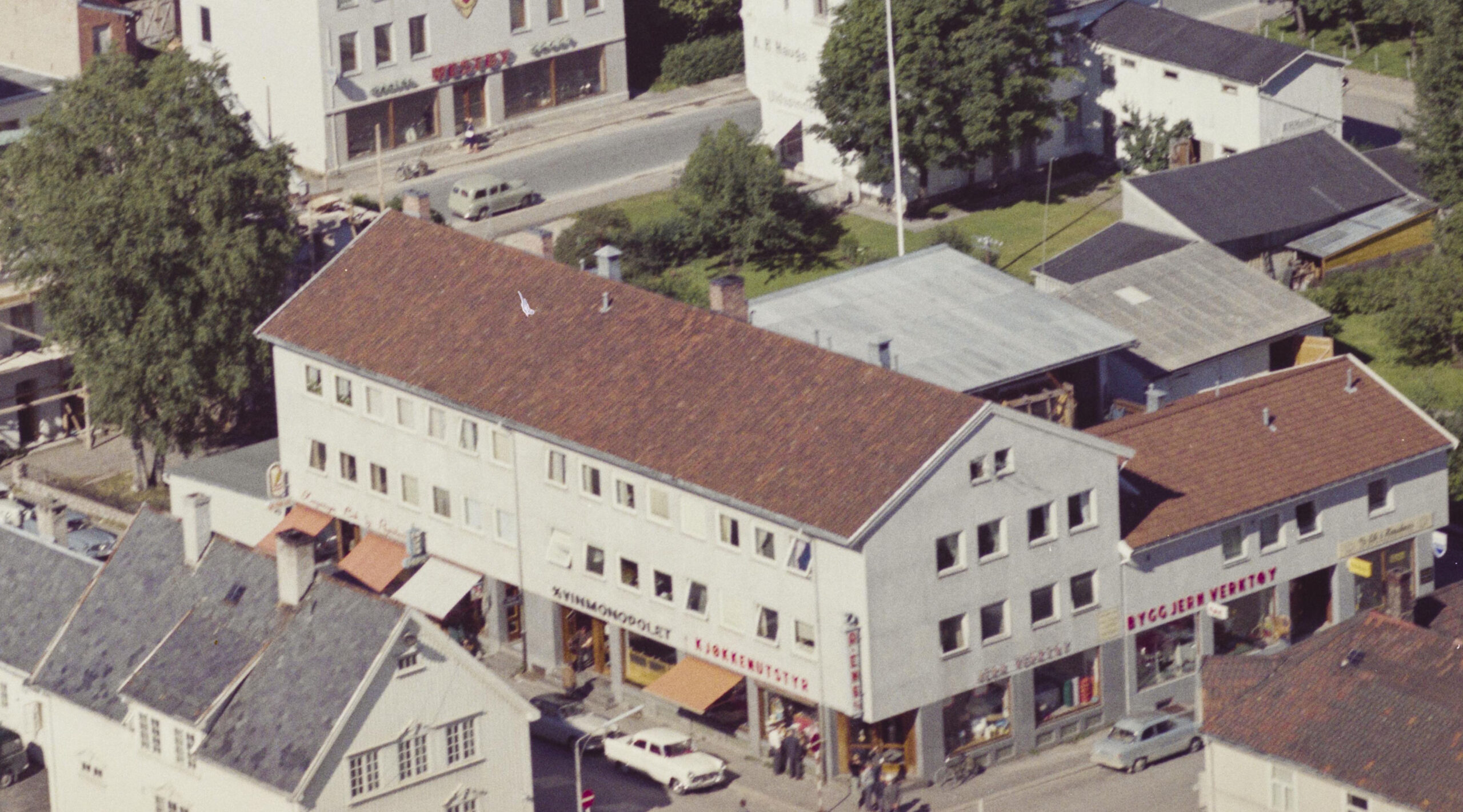 Flyfoto fra 1961 som viser forretningsgården til Eng. Nærmest ligger butikken med kjøkkenutstyr og byggevarer, så ligger Tante Marie inneklemt mellom Vinmonopolet og Kongsvinger Bok & Papirhandel. I andre etasje hadde Østlendingen sine lokaler.