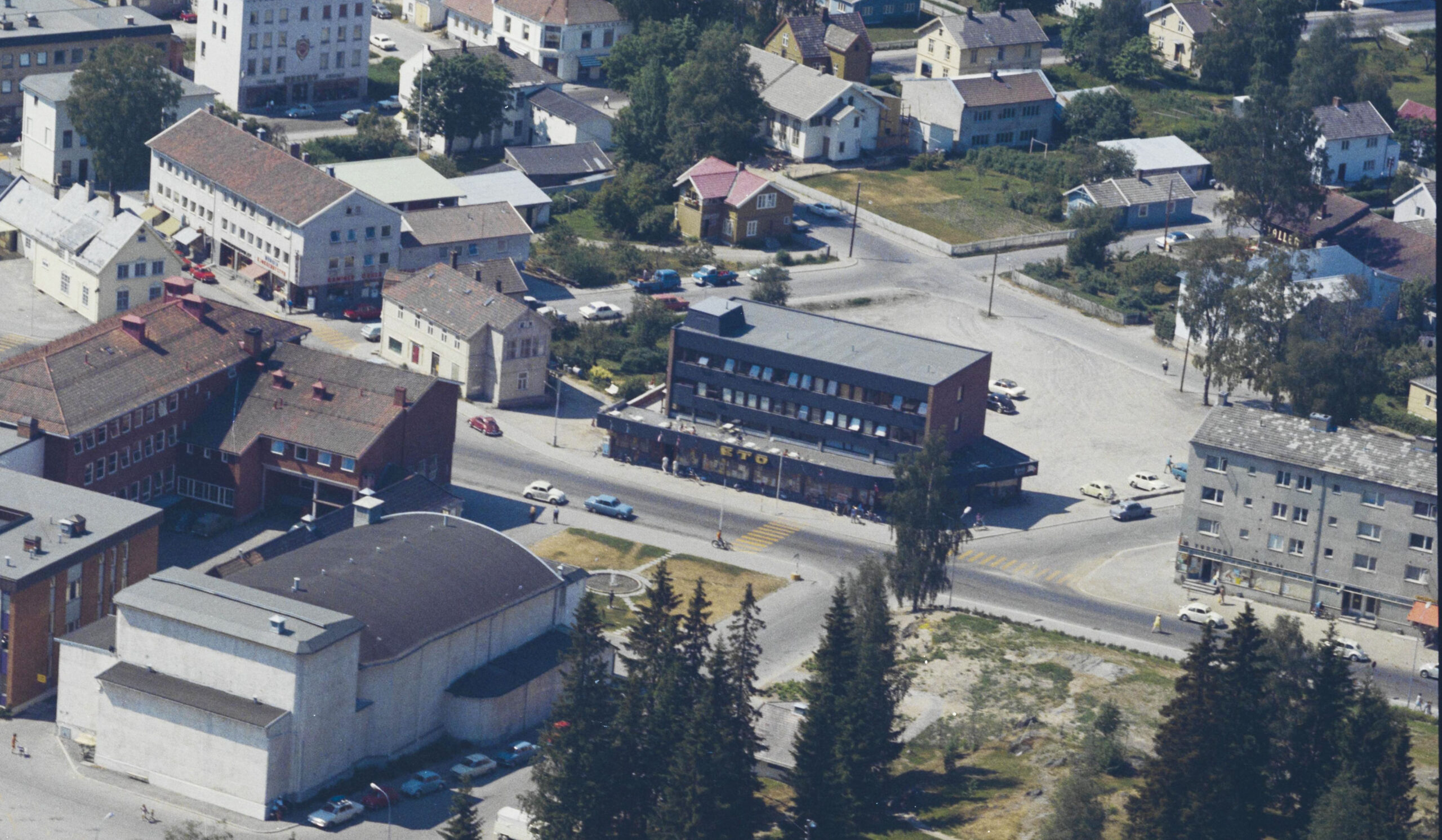 Her ser du området rundt Rådhuset i Kongsvinger anno 1969. Eng-bygget oppe til venstre (der Tante Marie fortsatt hadde sine lokaler og KOBBL-bygget til høyre, dit de flyttet i 1982