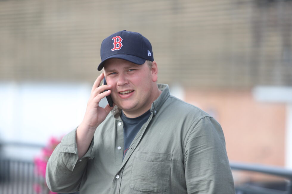 Simon Stolt Wang har trent både Michael Brandsegg-Nygård og Stian Solberg. Nå har de NHL-aktuelle nordmennene invitert han med til Las Vegas for å følge det som kan bli en historisk begivenhet.