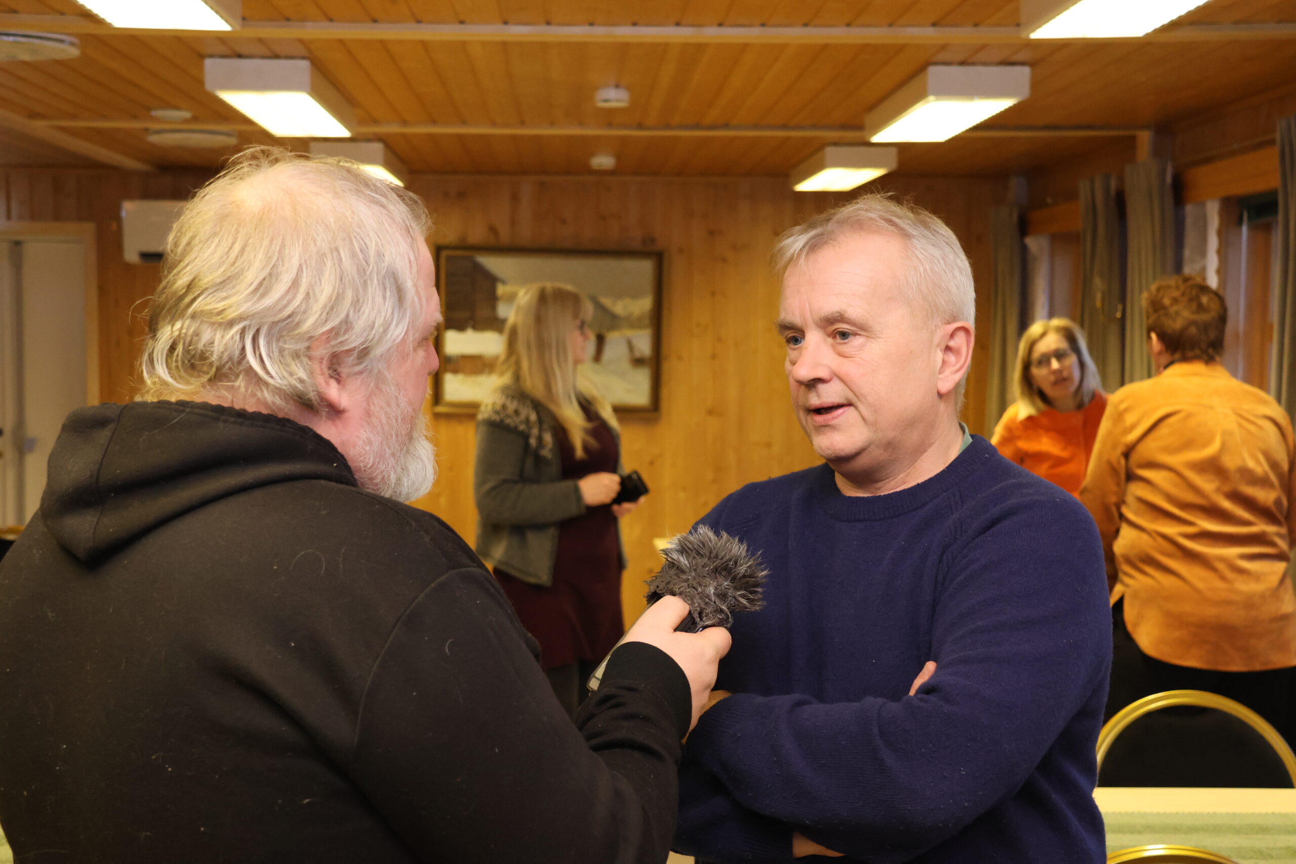 Pål-Erik Berntsen forteller at Radio Kongsvingers styrke ligger i å formidle lokale nyheter. Her intervjuer han statsforvalter Knut Storberget under et besøk i Kongsvinger.