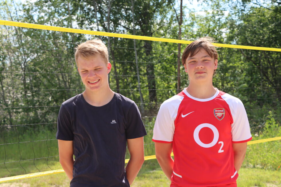Jonas Haugland (17) (f.v.) og Oscar Kvernbakken (16) bestemte seg får å bygge en sandvolleyballbane sammen.