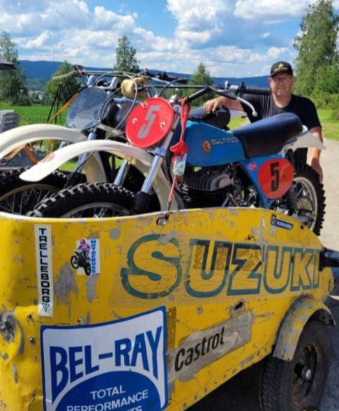 Ivar Gusterudmoen med to motocrossykler fra 70-tallet, og henger fra 60-tallet.