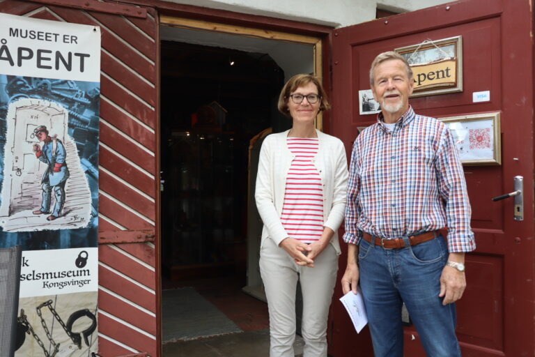 I sommermånedene åpnes Norsk Fengselsmuseum for publikum, og holder åpent fredag, lørdag og søndag fra klokka 11 til klokka 16. Inger Noer og Bernt Blåka er blant de frivillige som ønsker velkommen inn.