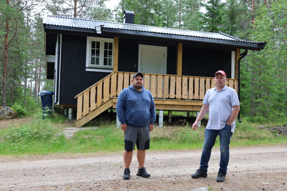 Tony Larsen (f.v.)og Ståle Opberget i Kongsvinger Jeger og fiskeforening er stolte over det nye overnattingstilbudet på Varaldskogen.