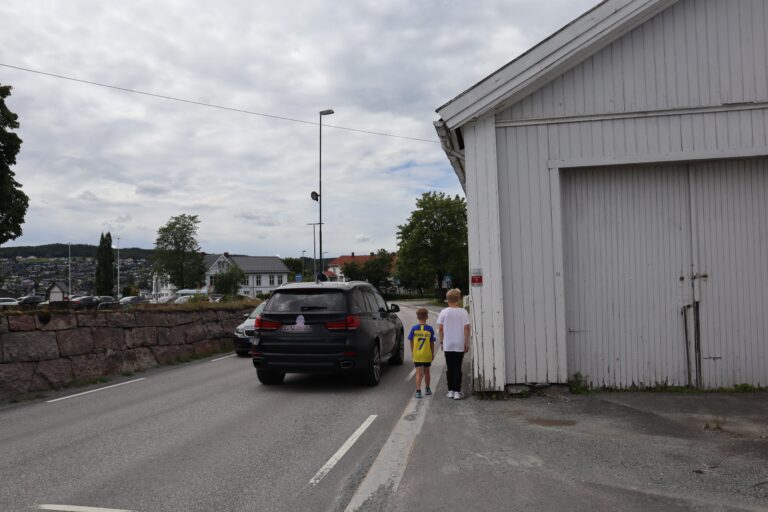 Det ikke bare bussholdeplassene som skaper bekymring blant fotgjengere og naboer i området langs Vestre Solørveg mellom kirken og Glåmlia. – Det utrolig smale fortauet langs deler av denne veien i seg selv er et minst like stort problem. Vi kan vel trygt si at fortauet her er på godt under en halvmeter, sier Håvard Gimse, som selv har barn i skolealder som ferdes langs denne strekningen både sommer og vinter.