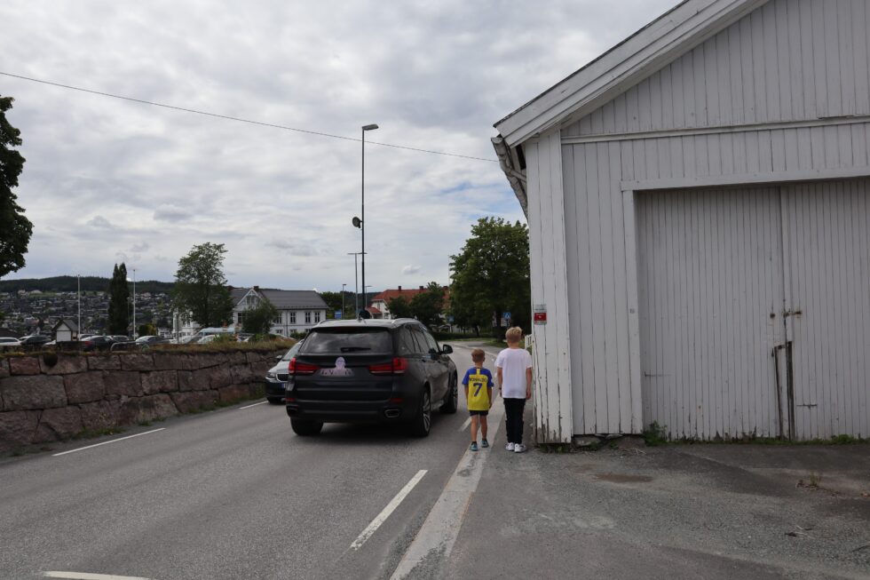Det ikke bare bussholdeplassene som skaper bekymring blant fotgjengere og naboer i området langs Vestre Solørveg mellom kirken og Glåmlia. – Det utrolig smale fortauet langs deler av denne veien i seg selv er et minst like stort problem. Vi kan vel trygt si at fortauet her er på godt under en halvmeter, sier Håvard Gimse, som selv har barn i skolealder som ferdes langs denne strekningen både sommer og vinter.