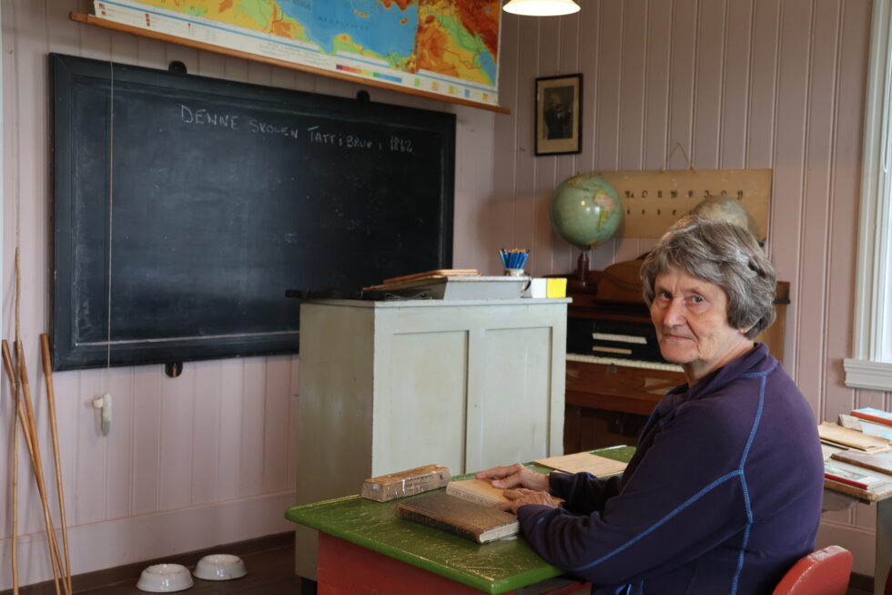 Astrid Engen Kristiansen, leder i Granli historielag, viser frem klasserommet som er innredet slik det kunne se ut i storskolen.