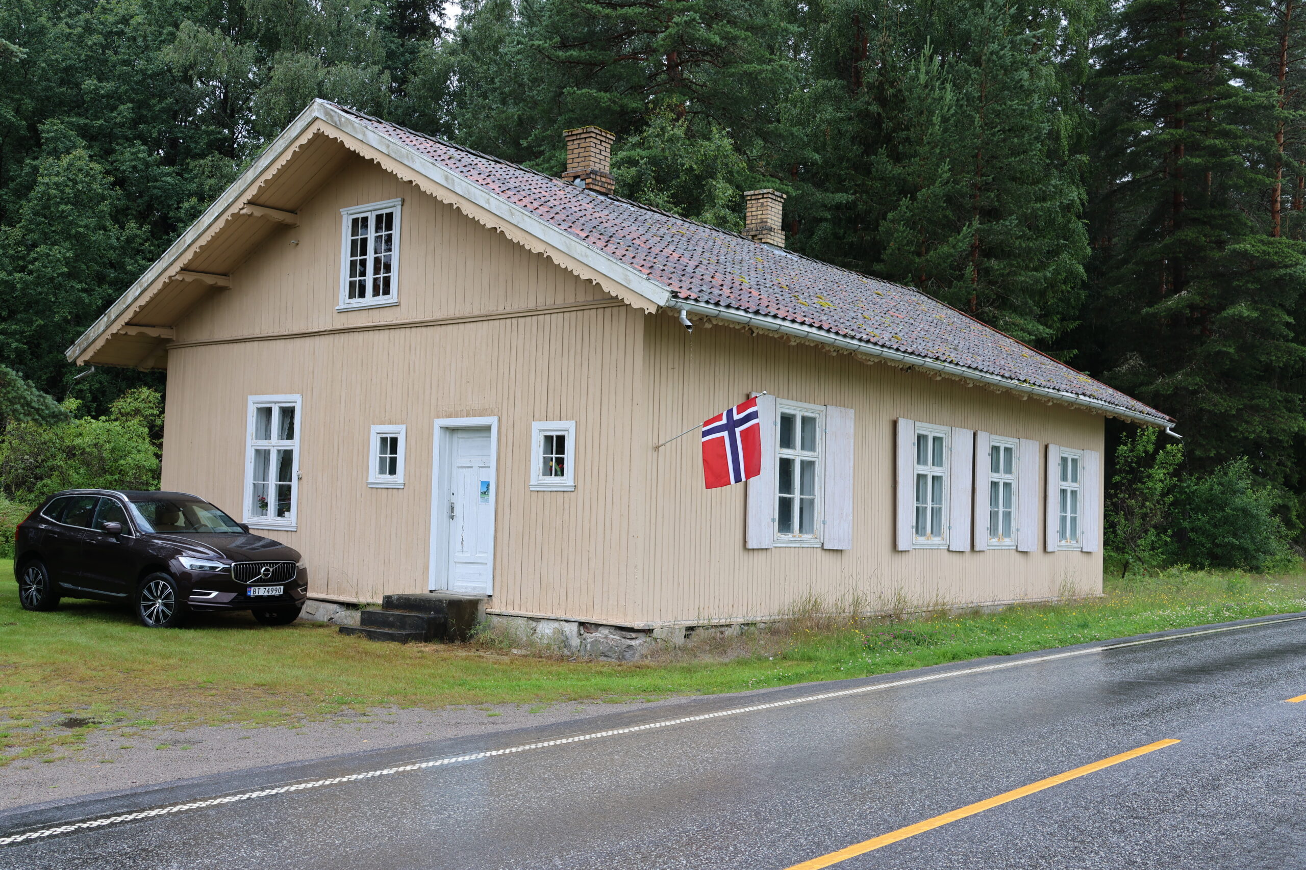 Skolemuseet på Skinnarbøl ligger like ved E16 Masterudvegen.