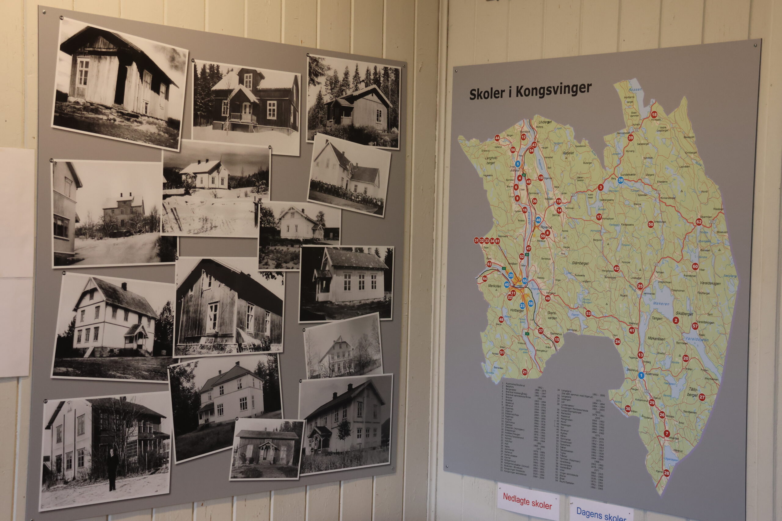 Blant alle gjenstander og utstillingsobjekt er også dette kartet som viser bilder av mange av skolene i Kongsvinger.