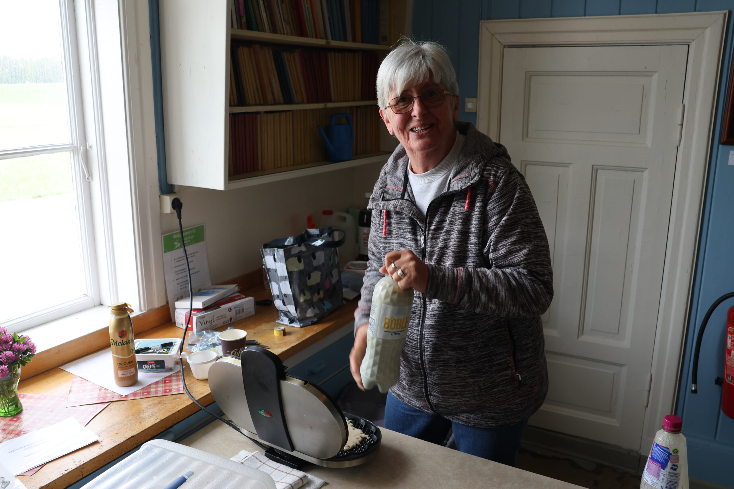 Irene Engen sørger for at det er vafler og kaffe pg få køpt.