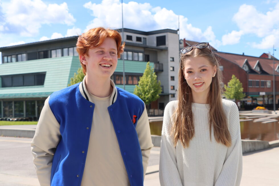 Oskar og Tiril er travelt opptatt med å være Sommeragenter.