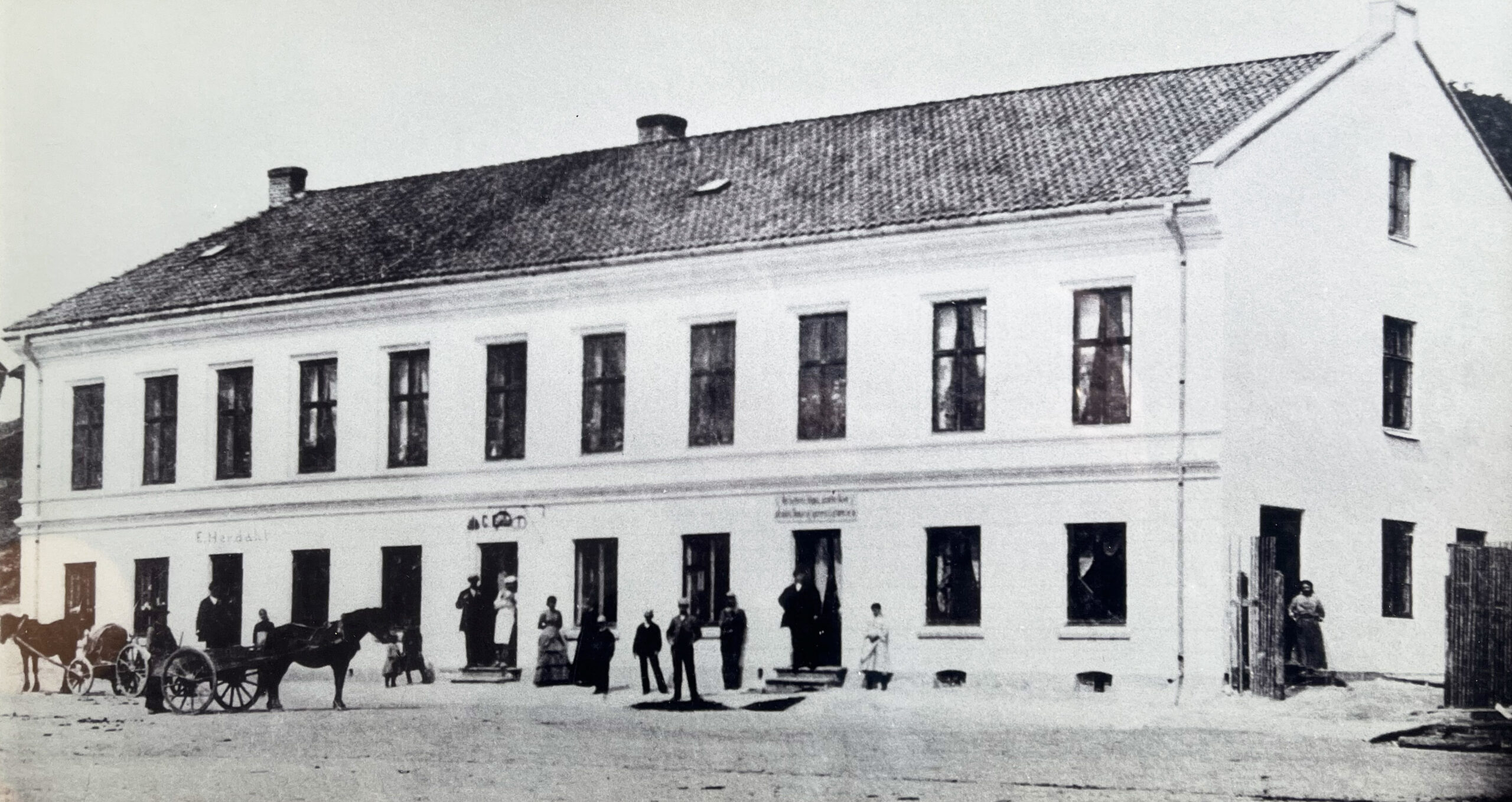 Elias Pedersen Herdahl fra Løten fikk rett til å selge øl og drev Herdahlsalen i mange år. Da Pawnee-indianerne besøkte Kongsvinger var det en trebygning, men den brant i 1882 og ble bygget opp i mur.
