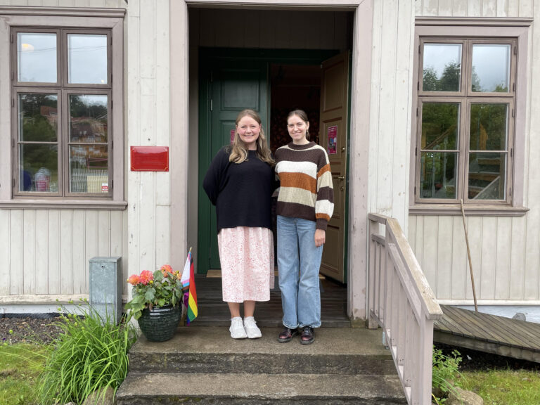 Vilde Strid (f.v.) og Ellinor Maurstad ønsker oss hjertelig velkommen til kvinnemuseet i sommer.