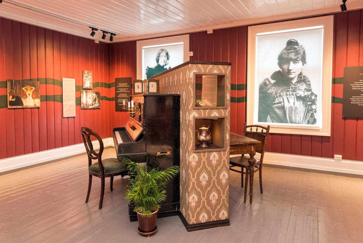 Bildet viser hvor Dagny Juul visstnok hadde soverommet sitt, og hvor kvinnemuseet n&aring; har &laquo;Din Dagny&raquo; utstillingen sin.