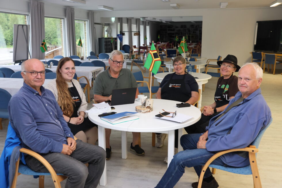 Festivalkomiteen er godt i gang med planleggingen av årets Silppufestival. Paal Øieren (f.v.), Maja Strand, Jan Bjerkeli, Eli Smedtorp, Marit Dahl og Åsmund Skasdammen har hatt mange planleggingsmøter på Minimäki.