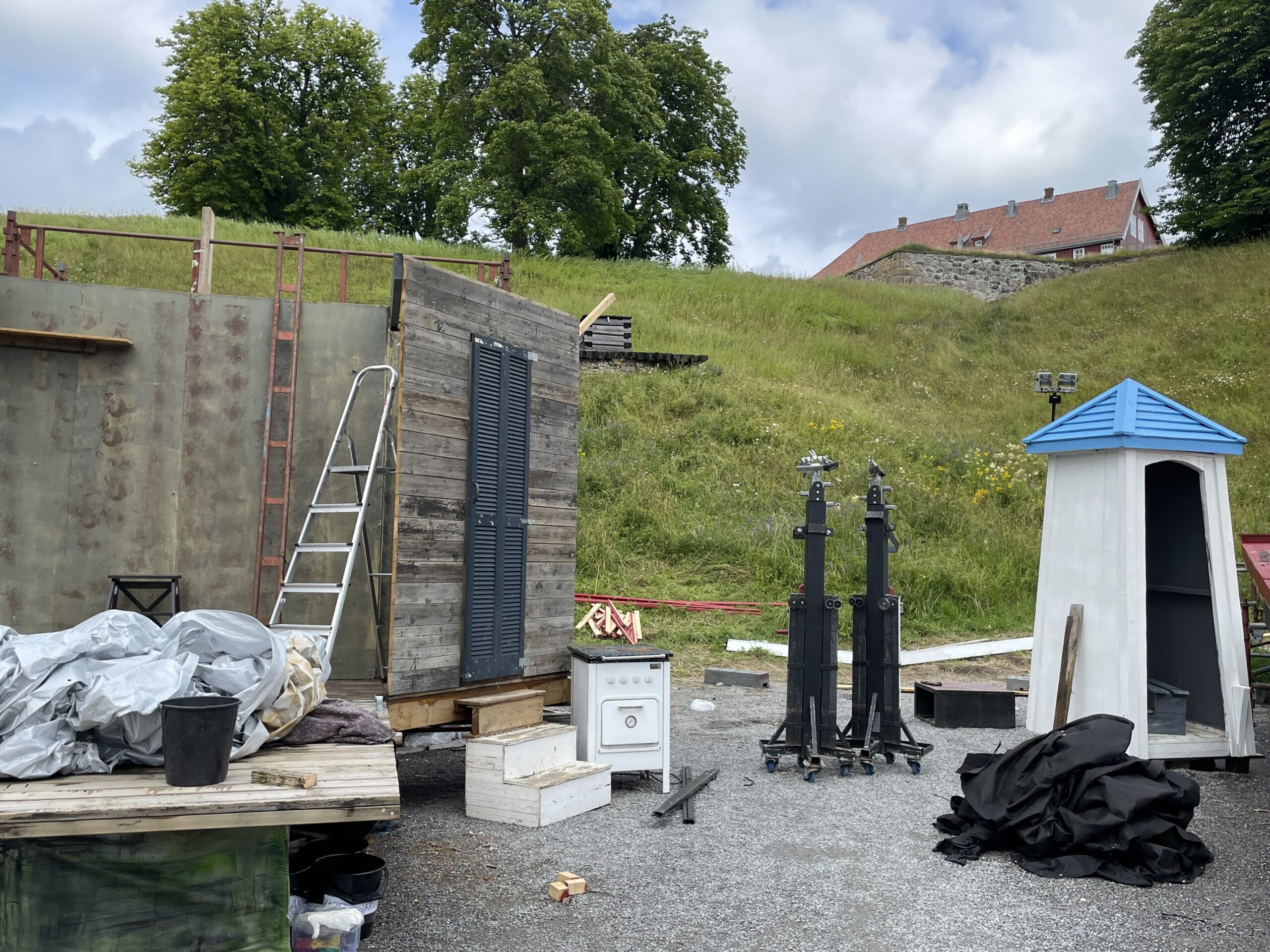 Skruer skal l&oslash;snes, vegger skal demonteres og scenografi skal pakkes vekk.