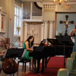 Ann-Helen Lindskog (f.v.) Han Young Kim og Anna Vass utgjør Trio Skog. Torsdag kveld bød de på vakker musikk i Vinger kirke.