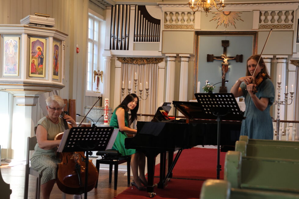 Ann-Helen Lindskog (f.v.) Han Young Kim og Anna Vass utgjør Trio Skog. Torsdag kveld bød de på vakker musikk i Vinger kirke.