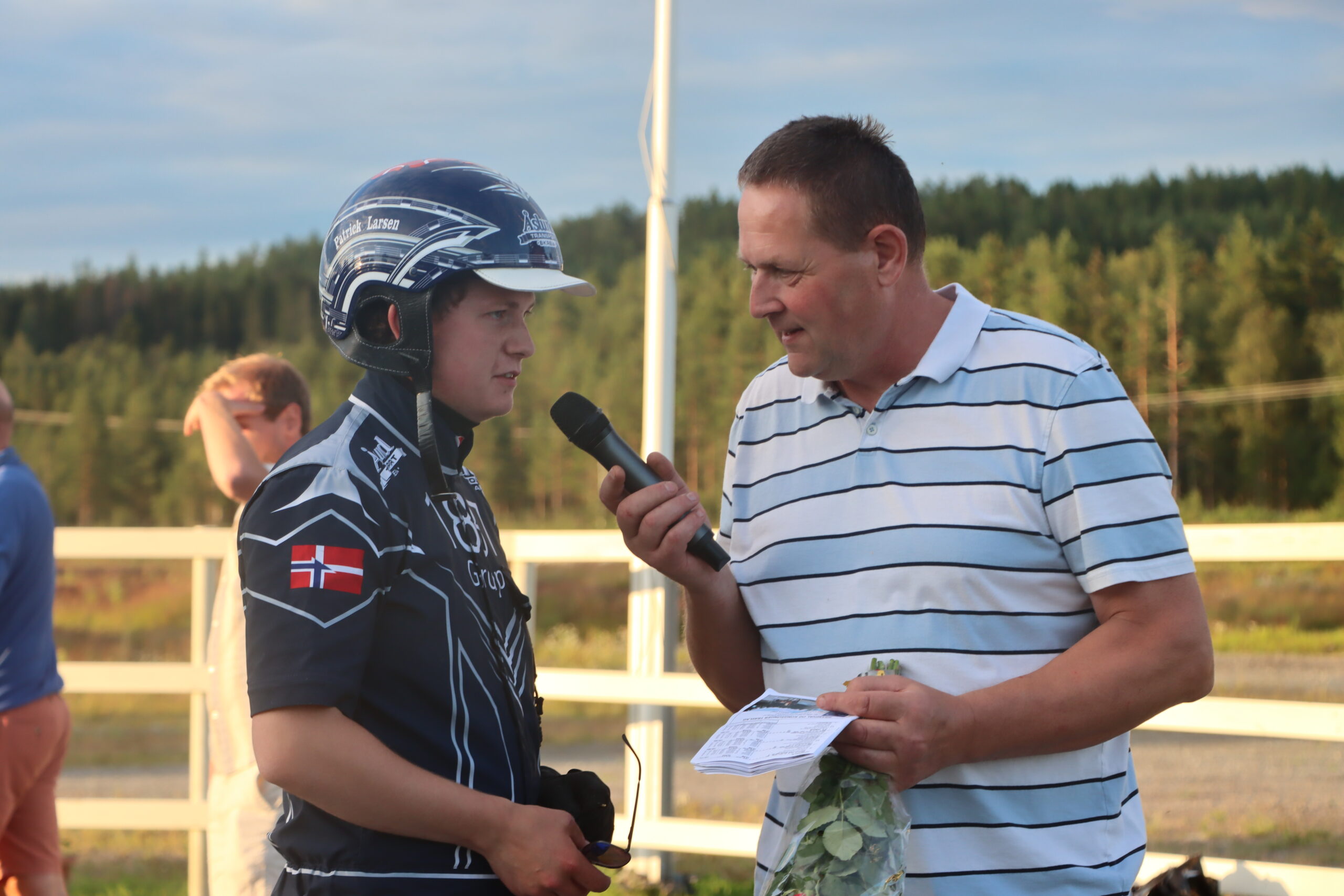 Patrick Larsen (f.v.) ble intervjuet av styreleder Severin Aarskog på sermoniplass.