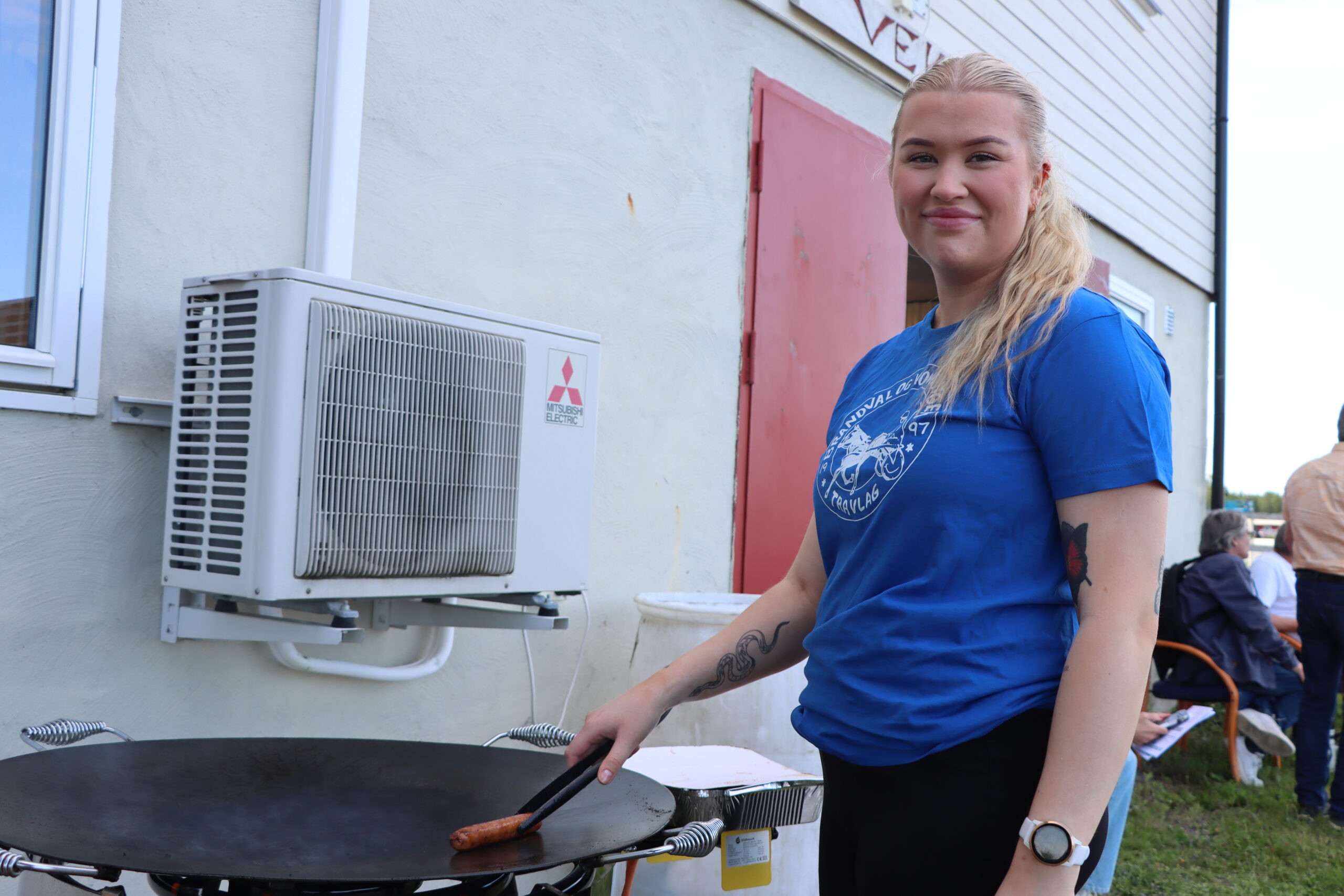 Oda Sundkøien hadde grillansvaret i det ene grillteltet.