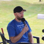 Petter Berg, leder i Lunderseter IL hadde rolle som speaker og starter under årets Finnskogen Triatlon.