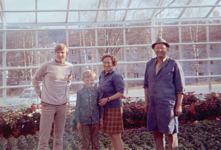 Ragnar, Lars, Kari og Martin Gylterud inne i det nye, store drivhuset til Kongsvinger Hagesenter rundt 1970.