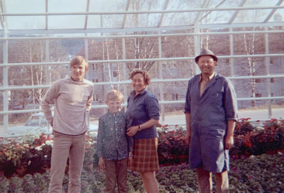 Ragnar, Lars, Kari og Martin Gylterud inne i det nye, store drivhuset til Kongsvinger Hagesenter rundt 1970.