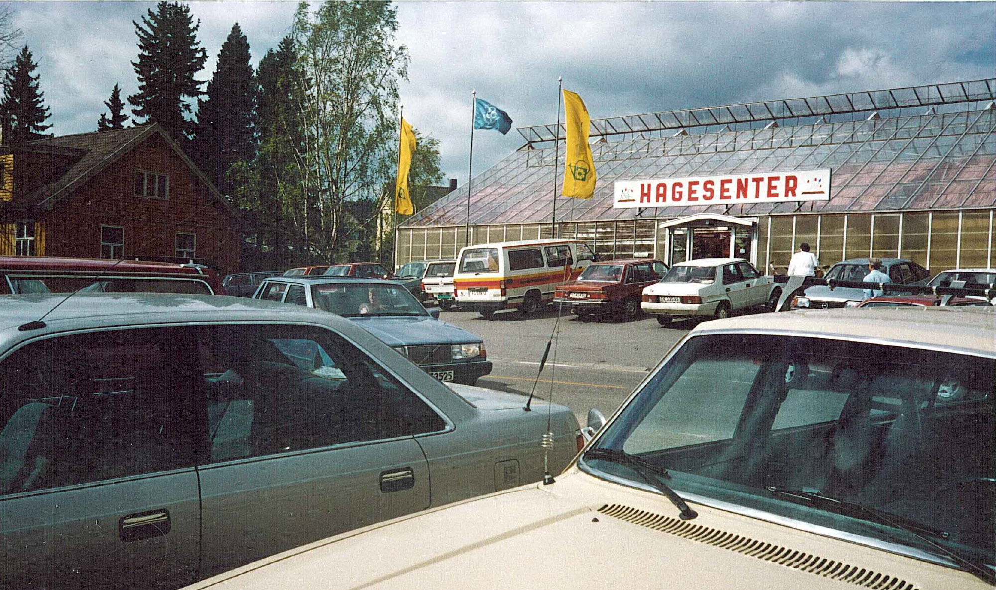 Kongsvinger Hagesenter på 80-tallet. Det var bratt å parkere utenfor det store drivhuset.
