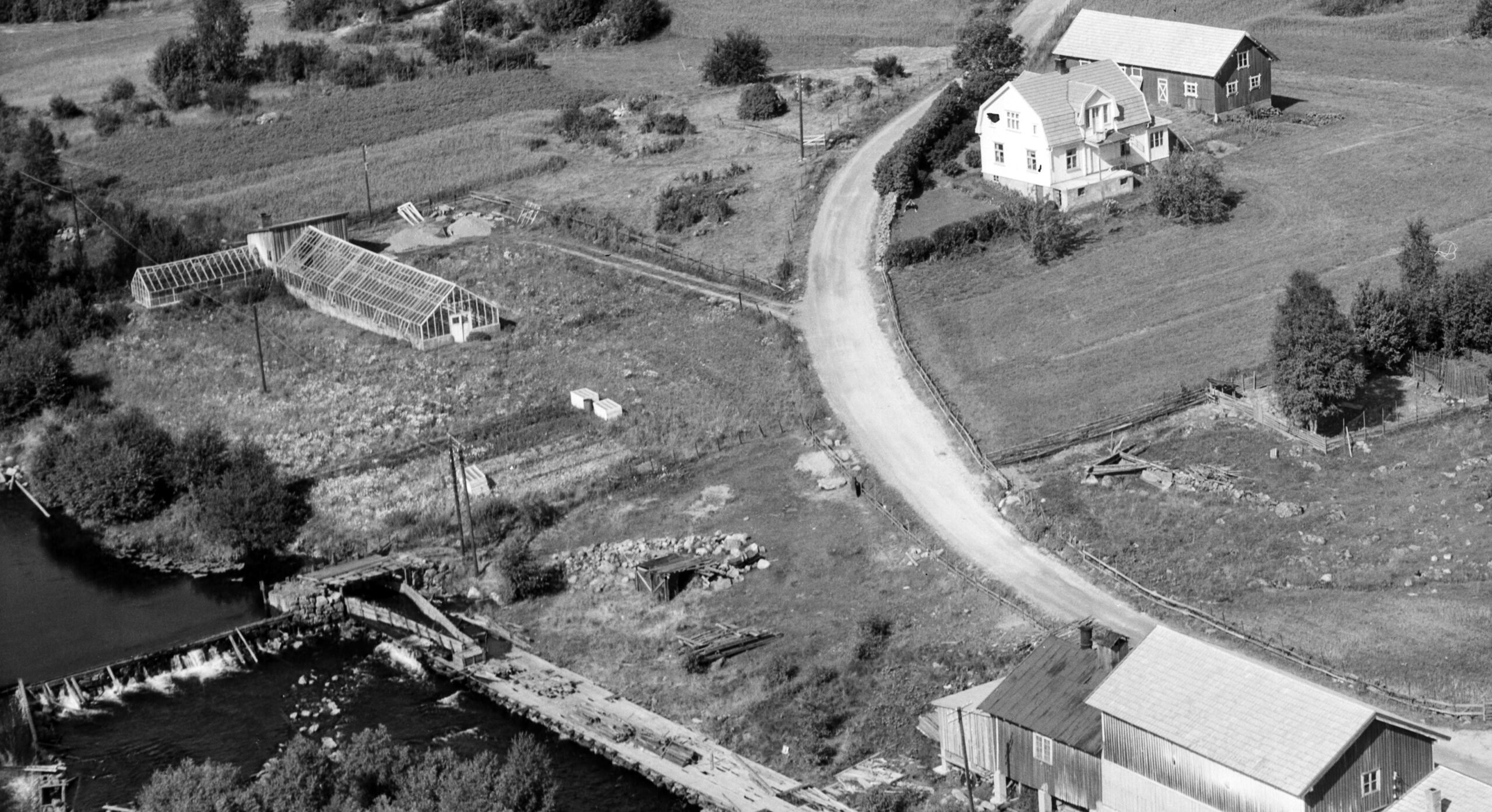 Dette bildet av gartneriet til Kari og Martin Gylterud på Austmarka ble tatt bare noen måneder før det brant i desember 1957.