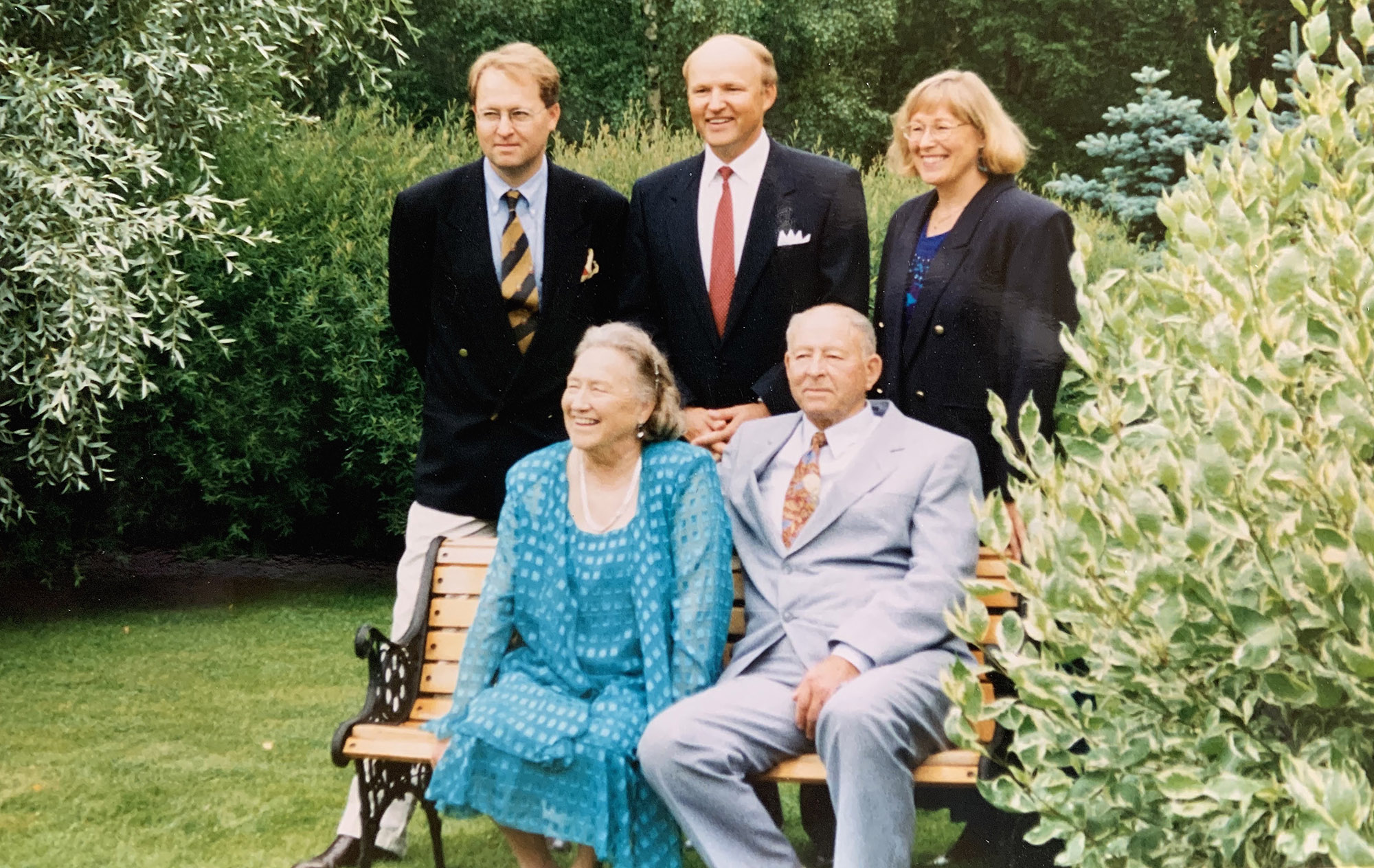 Her sitter Kari og Martin Gylterud på en benk i 1995, med barna Lars, Ragnar og Anne-Marte stående bak.