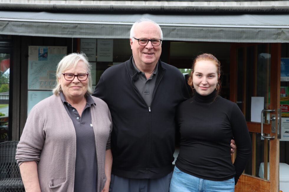 Det er forsatt en familiebedrift hos Sigernessjøen Familiecamping. Grete Gulbrandsen Dammen (f.v.), Gudmund Gulbrandsen og datteren til Gudmund, Mette-Marie Lønstad er noen av de du møter på campingen.