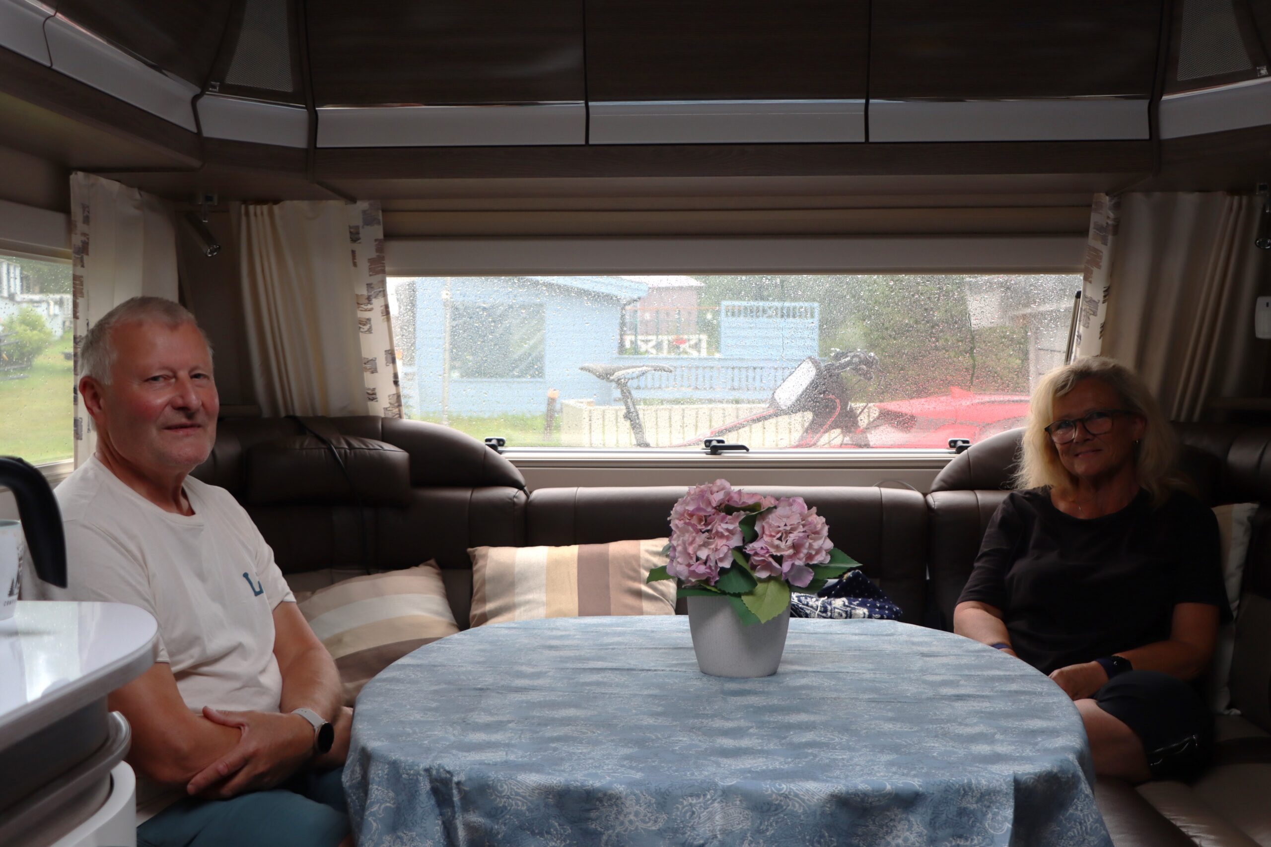 Georg og S&oslash;lvi Gr&oslash;nnvoll koser seg i campingvogna, og n&aring;r det regner koser de seg med &aring; se p&aring; TV.