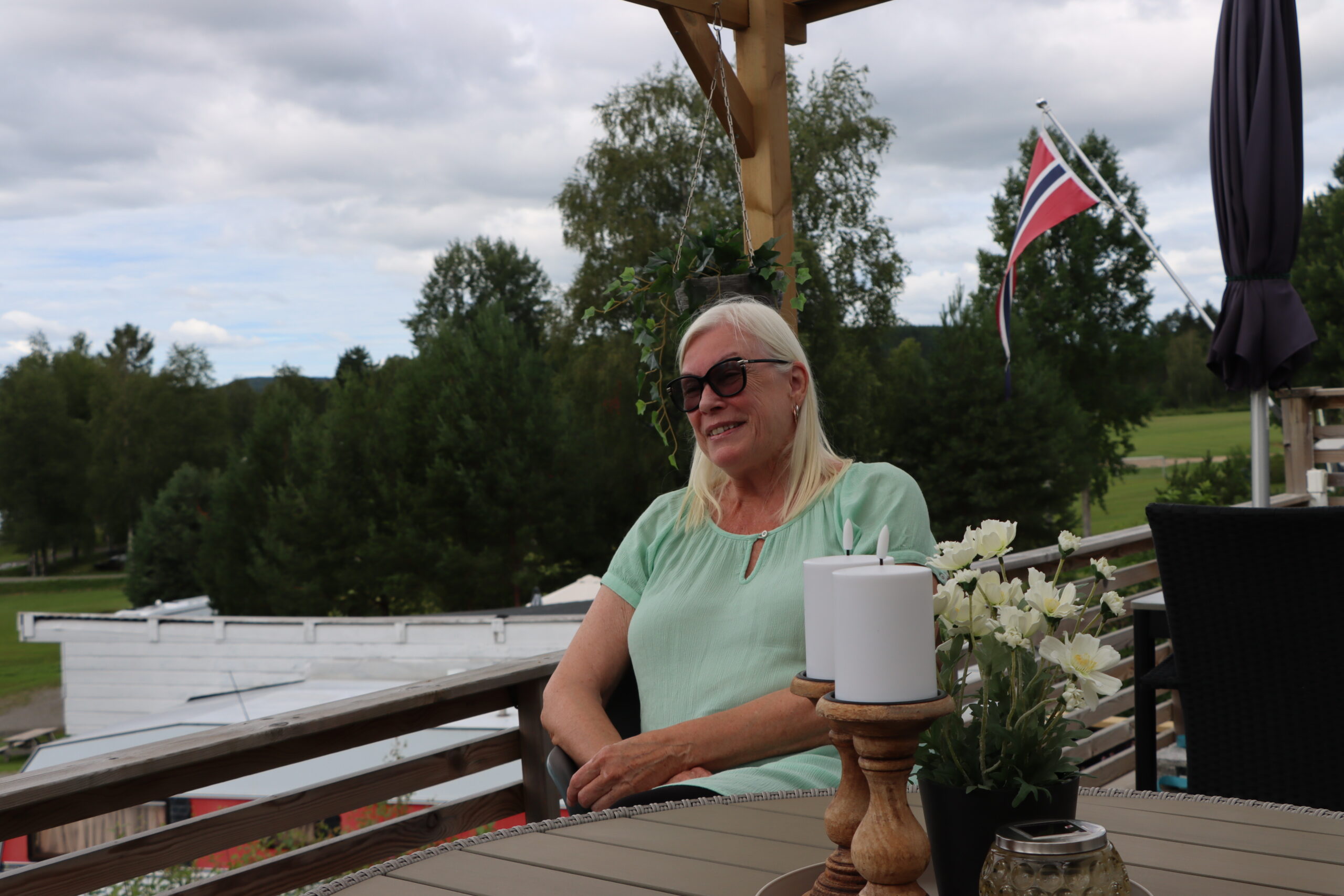 Maj Britt Strand har gjort det sikkelig hjemmekoselig p&aring; campingplassen sin.