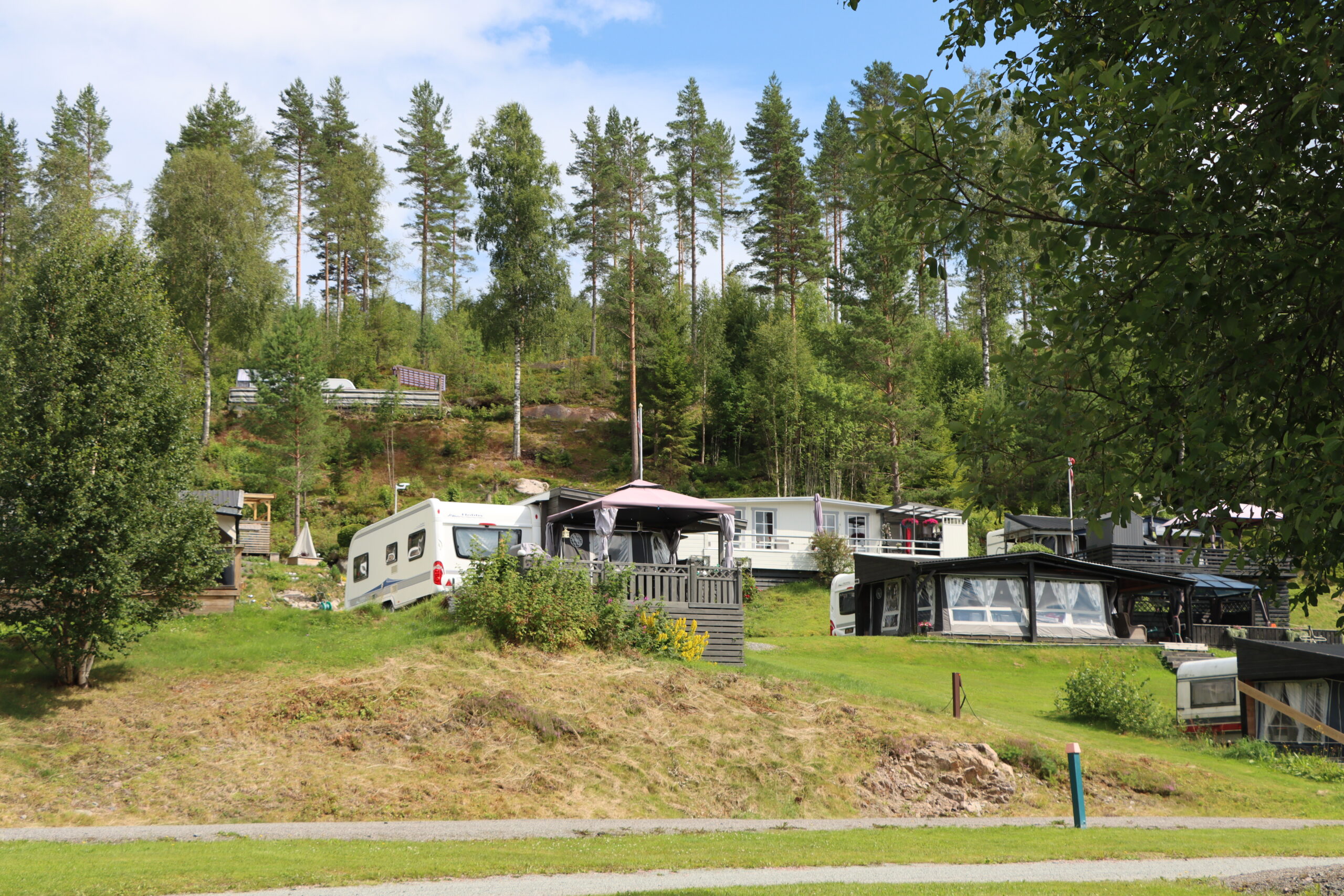 P&aring; Sigernessj&oslash;en Familiecamping ligger campingvognene i ulike h&oslash;yder