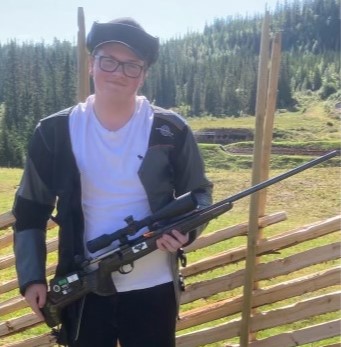 Linus Aafloen Henriksen fra Hofoss ble beste rekrutt i NM i elgskyting i Leksvik i Trøndelag i helgen.