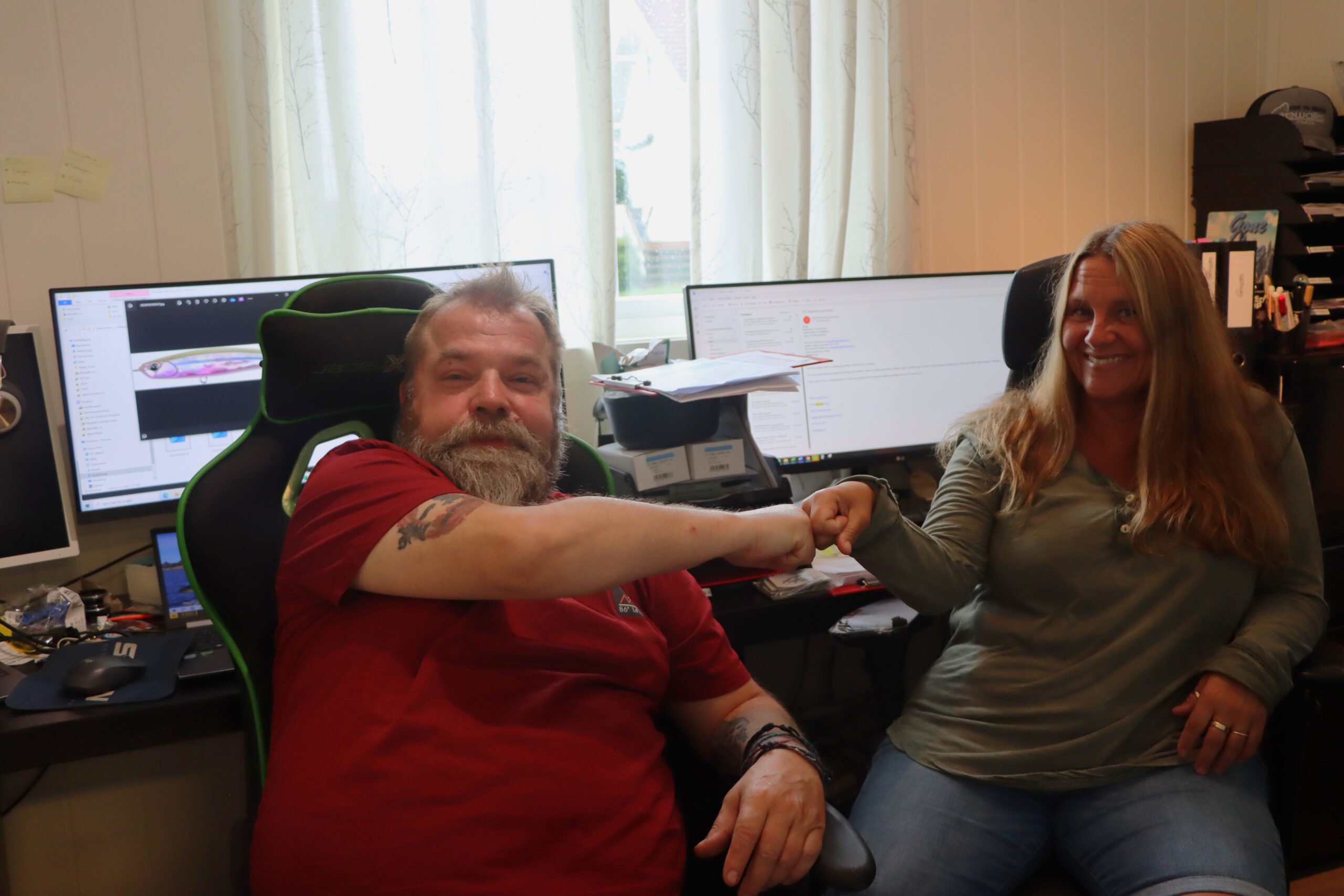 Erik Walmann og Kristin Roos Aas er kun en armlenge unna hverandre p&aring; kontoret.