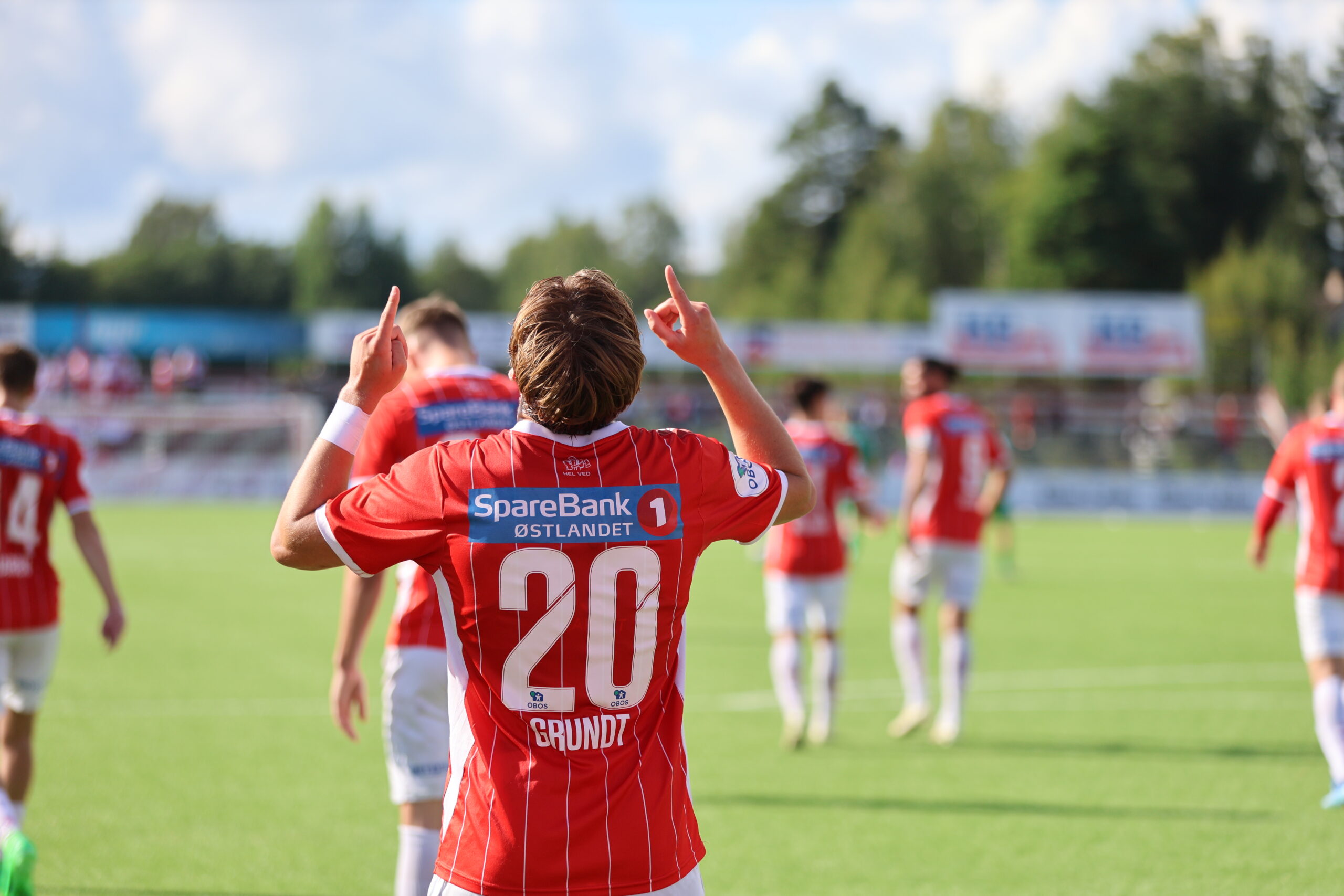 Jesper Grundt feiret p&aring; sin vanlige m&aring;te da han satte inn 2-1.