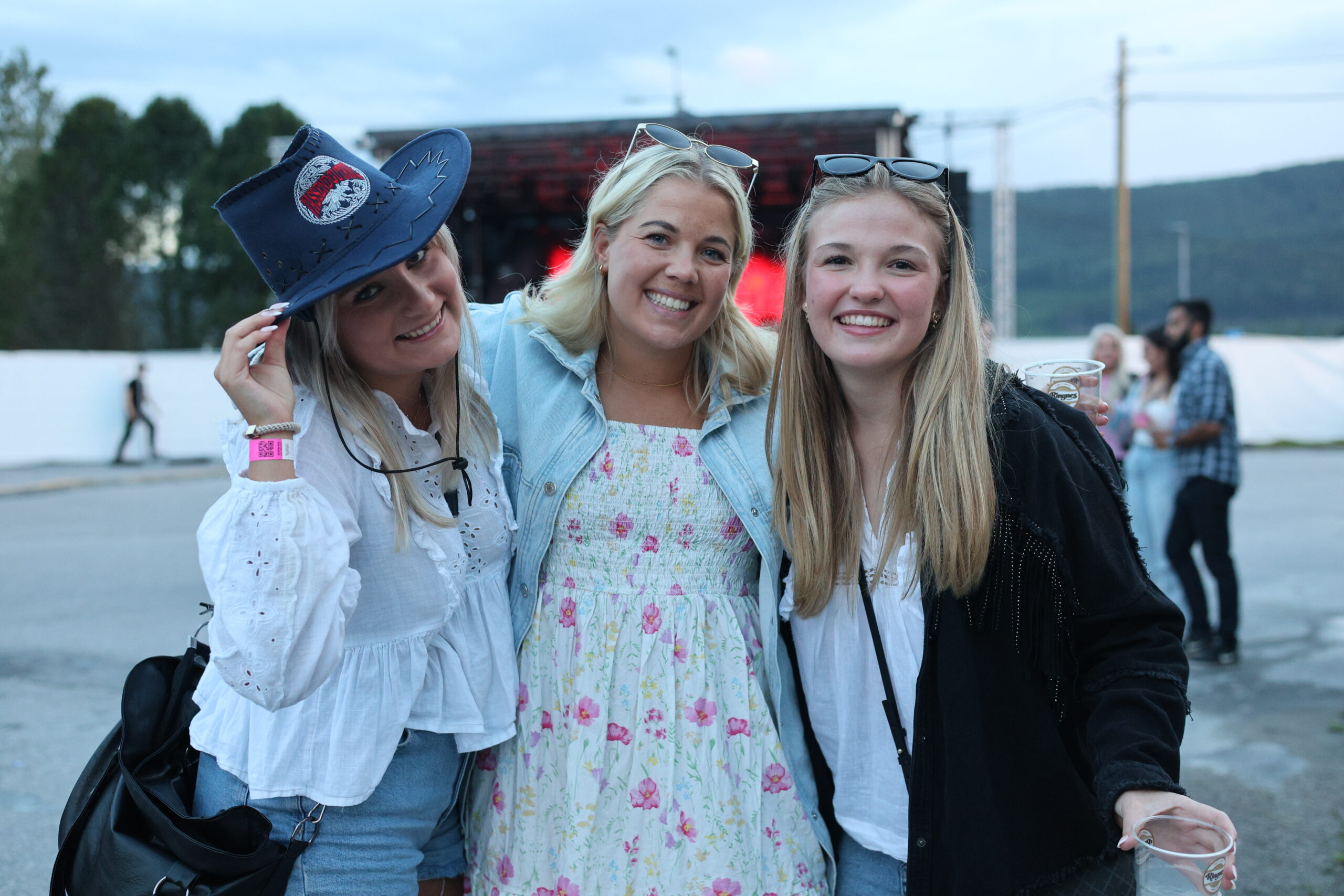 Eline Dalsj&oslash;, Guro Granheim og Fride Nilsen S&aelig;ter.