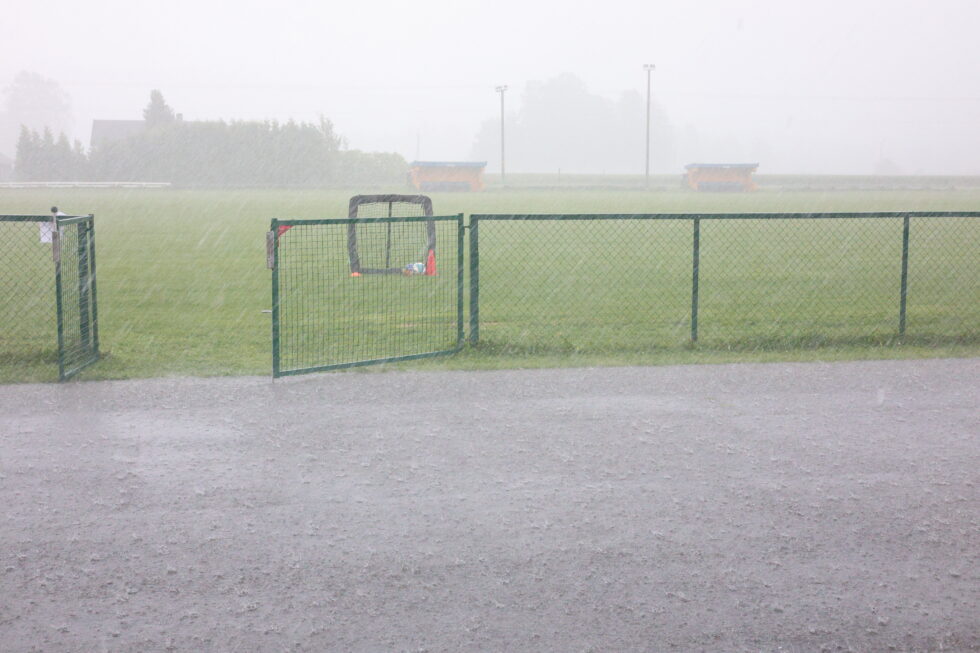Slik var været på Brandval forrige lørdag. En skikkelig regn- og tordenbyge fikk alle besøkende på Brandvaldagen til å søke dekning innendørs.
