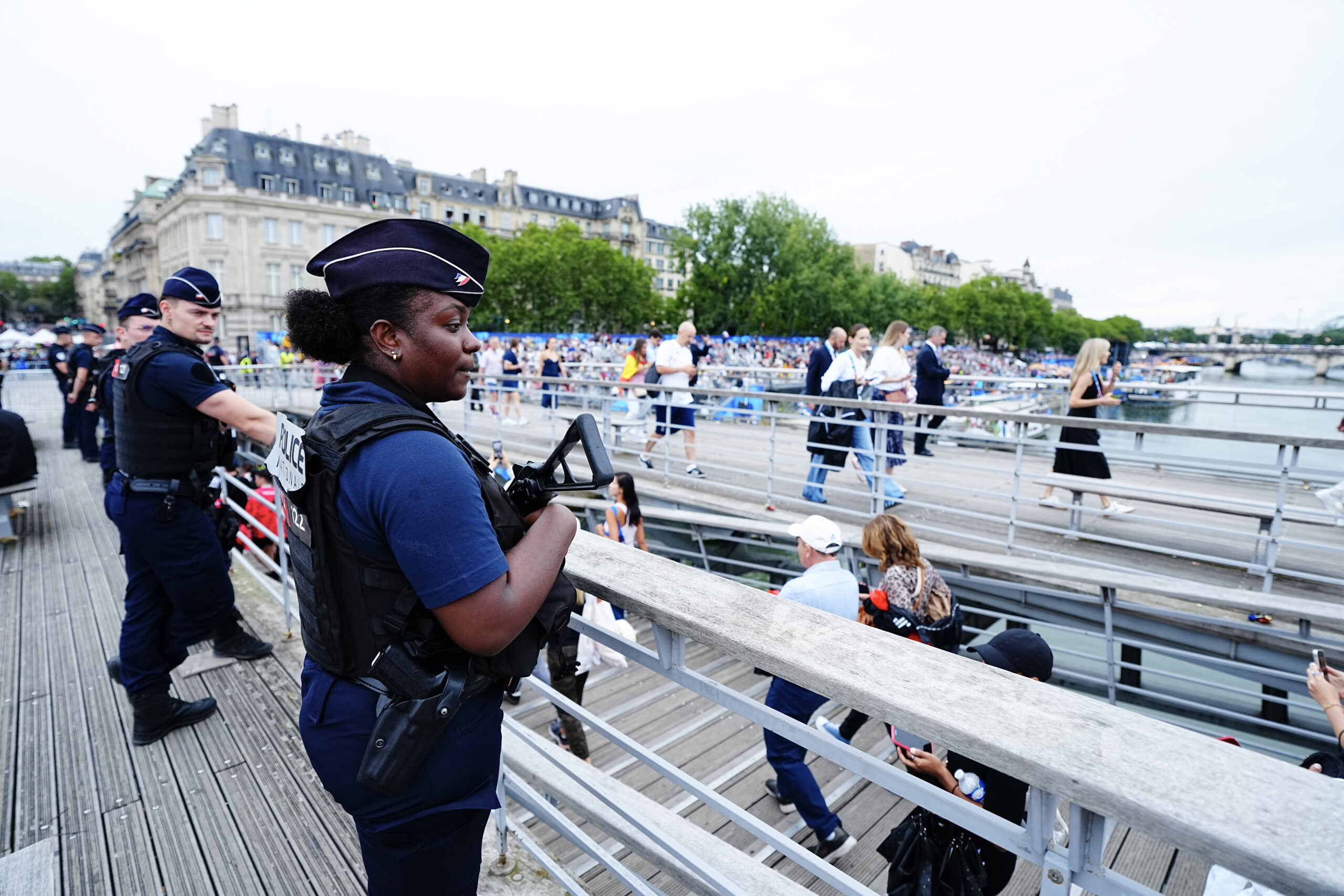 Det er Mye politifolk p&aring; plass for &aring; opprettholde ro, orden og sikkerhet under OL i Paris. Her fra f&oslash;r &aring;pningsseremonien.