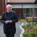 Kommunedirektør Lars Andreas Uglem på åpningen av Holttunet, et av prosjektene som har kostet kommunen dyrt. .