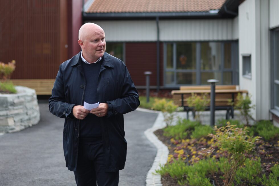 Kommunedirektør Lars Andreas Uglem på åpningen av Holttunet, et av prosjektene som har kostet kommunen dyrt. .