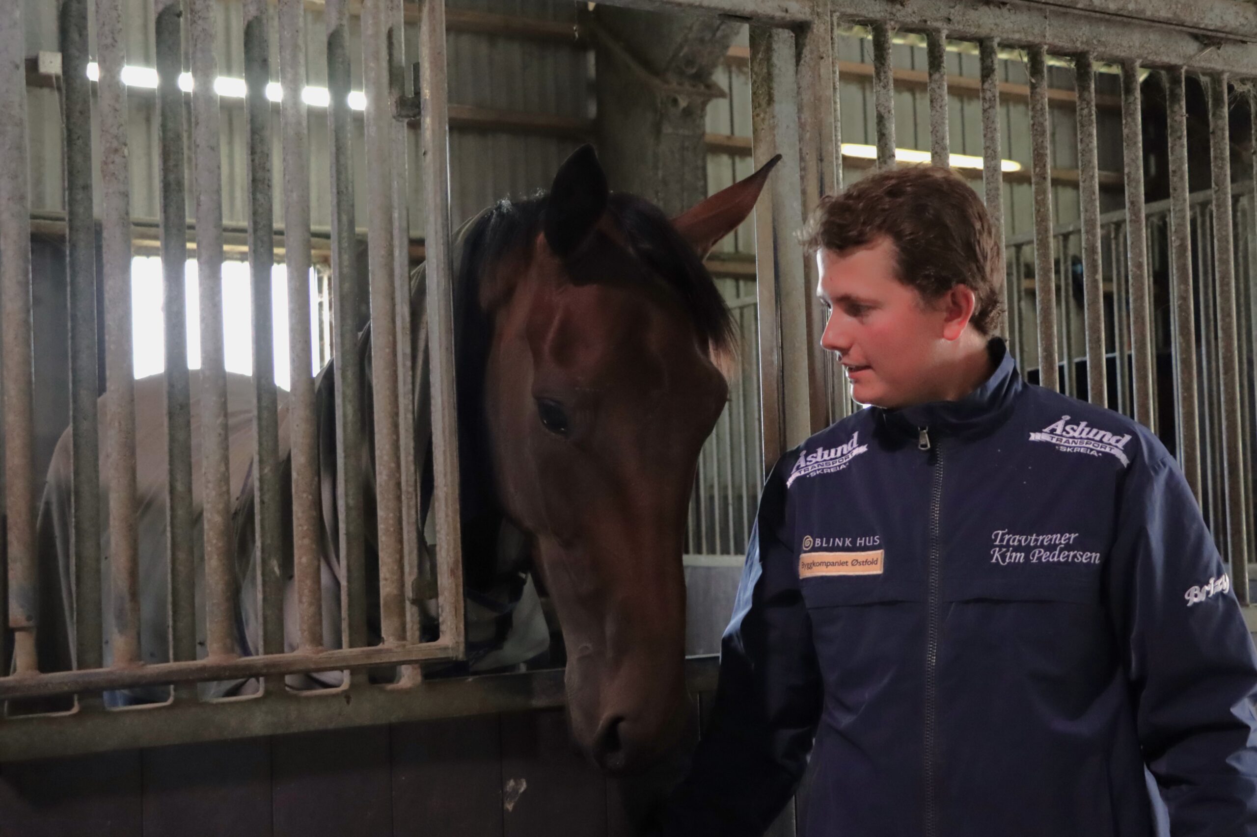 Patrick er opppasser for flere hester hos travtrener Kim Pedersen.